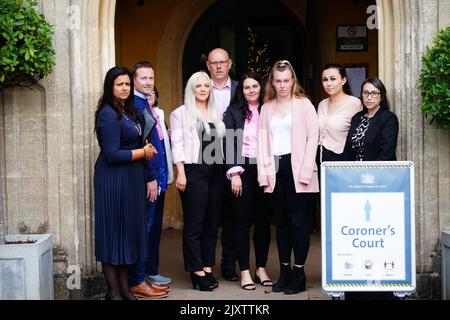 RETRANSMETTANT LA PHOTO EN AJOUTANT LES NOMS DES AVOCATS Andy Marsh (arrière, au centre), le mari de Celia Marsh, et de sa famille, avec Michelle Victor de la firme juridique Leigh Day (à l'extrême gauche) et Angela Bruno (à l'extrême droite), également de Leigh arrivent pour son enquête au tribunal d'Avon et Somerset coroner à Bristol. Mme Marsh, 42 ans, une infirmière dentaire de Melksham, Wiltshire, est décédée sur 27 décembre 2017 fter en train de manger un pain plat arc-en-ciel super-veg provenant d'un magasin PRET a Manger à Bath, dans le Somerset. Date de la photo: Mardi 6 septembre 2022. Banque D'Images