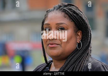 Londres, Royaume-Uni. 07th septembre 2022. Bell Ribeiro-Addy, député de Streatham, est interviewée sur College Green. Il y a deux jours, Chris Kaba a été tué par balle à Streatham Hill. Credit: Imagetraceur/Alamy Live News Banque D'Images