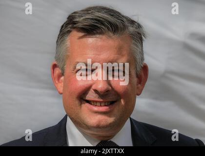 Londres, Royaume-Uni. 07th septembre 2022. Jonathan Ashworth, député, Secrétaire d'État adjoint au travail et aux pensions du Parti travailliste, est interviewé sur College Green. Credit: Imagetraceur/Alamy Live News Banque D'Images