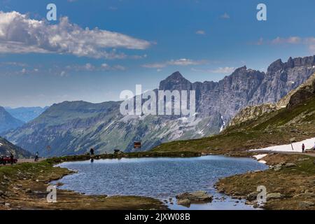 Vue depuis le sommet du col de Susten en Suisse. Banque D'Images