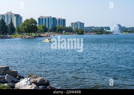 Barrie, Ontario, Canada - 25 juillet 2021 : le centre-ville de Barrie se courbe autour de la rive de la baie Kempenfelt, lac Simcoe, en été. Banque D'Images