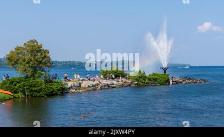 Fontaine du front de mer du parc Centennial sur la rive de la baie Kempenfelt, lac Simcoe en été, Barrie (Ontario), Canada. Banque D'Images