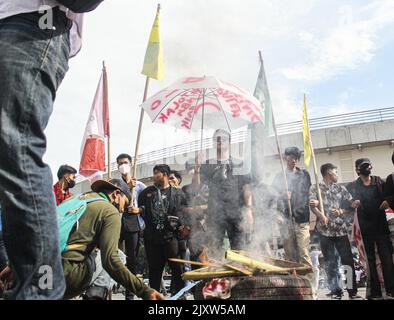 Palembang, Sumatra Sud, Indonésie. 7th septembre 2022. Manifestation d'étudiants contre l'augmentation du prix du carburant sur Jalan Capitaine A. Rivai Palembang, Sumatra Sud, Indonésie mercredi, 7 septembre 2022.les manifestations ont eu lieu simultanément au cours des dernières semaines en Indonésie. (Image de crédit : © Adam Rachman/Pacific Press via ZUMA Press Wire) Banque D'Images