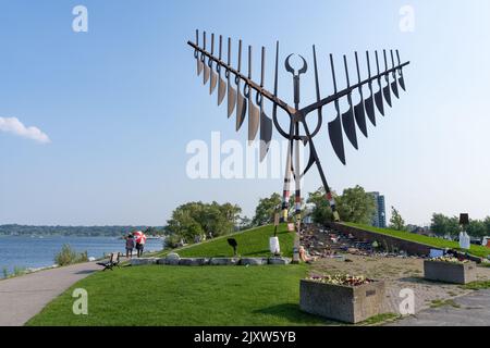 Memorial au Spirit Catcher pour les enfants de l'ancienne école résidentielle de la Colombie-Britannique. L'oiseau de sculpture près de la baie de Kempenfelt. Barrie, Ontario, Canada Banque D'Images