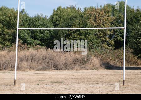 Braywick, Maidenhead, Berkshire, Royaume-Uni. 14th août 2022. L'herbe coupée sur les terrains de rugby du terrain de sport de Braywick à Maidenhead tandis que la vague de chaleur et la sécheresse en cours font des ravages. Crédit : Maureen McLean/Alay Banque D'Images