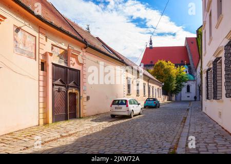 bratislava, slovaquie - 16 octobre 2019 : rues étroites du centre de la vieille ville. vacances d'automne en europe. temps ensoleillé à midi Banque D'Images