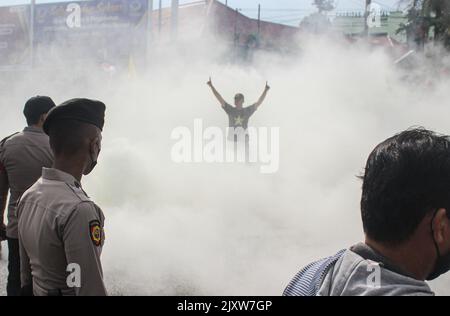 Palembang, Sumatra Sud, Indonésie. 7th septembre 2022. Manifestation d'étudiants contre l'augmentation du prix du carburant sur Jalan Capitaine A. Rivai Palembang, Sumatra Sud, Indonésie mercredi, 7 septembre 2022.les manifestations ont eu lieu simultanément au cours des dernières semaines en Indonésie. (Image de crédit : © Adam Rachman/Pacific Press via ZUMA Press Wire) Banque D'Images