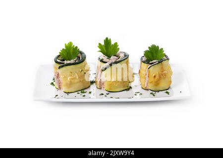 Rouleaux de courgettes grillées farcis au fromage à la crème et au thon isolés sur fond blanc Banque D'Images