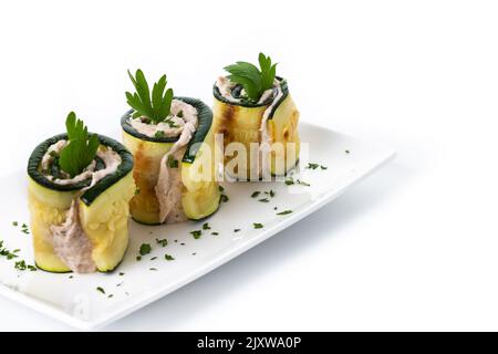 Rouleaux de courgettes grillées farcis au fromage à la crème et au thon isolés sur fond blanc Banque D'Images