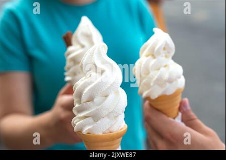 Glace à la vanille douce avec un bâton de chocolat Banque D'Images