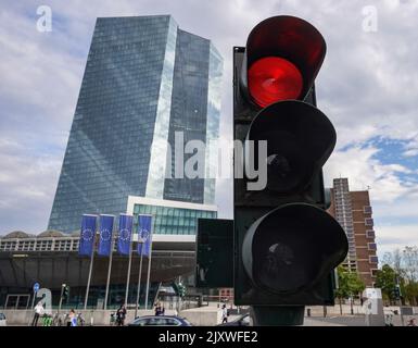 07 septembre 2022, Hessen, Francfort-sur-le-main: Le siège de la BCE de la Banque centrale européenne à côté d'un feu rouge. Photo: Frank Rumpenhorst/dpa Banque D'Images