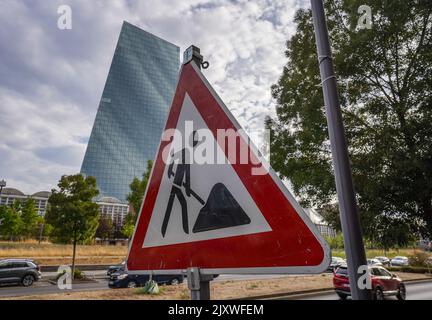 07 septembre 2022, Hessen, Francfort-sur-le-main: Le siège de la BCE de la Banque centrale européenne, à côté d'un panneau de chantier. Photo: Frank Rumpenhorst/dpa Banque D'Images