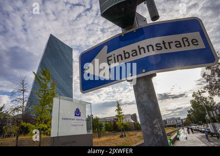 07 septembre 2022, Hessen, Francfort-sur-le-main: Le siège de la BCE de la Banque centrale européenne, sur la droite, un panneau Einahnstrasse. Photo: Frank Rumpenhorst/dpa Banque D'Images