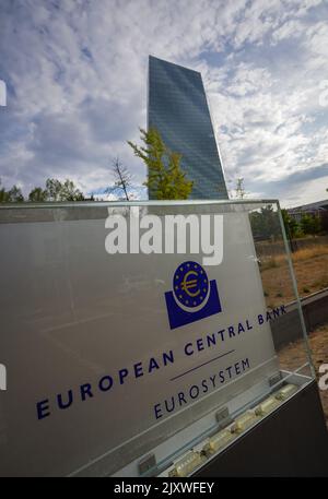 07 septembre 2022, Hessen, Francfort-sur-le-main: Le siège de la BCE de la Banque centrale européenne à côté d'un panneau à l'entrée. Photo: Frank Rumpenhorst/dpa Banque D'Images