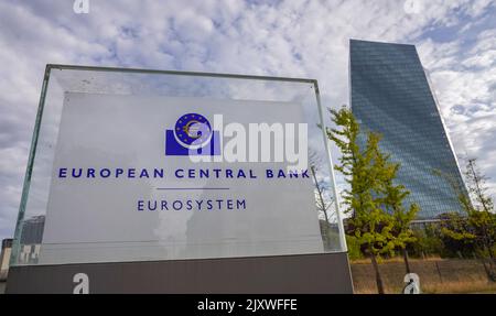 07 septembre 2022, Hessen, Francfort-sur-le-main: Le siège de la BCE de la Banque centrale européenne à côté d'un panneau à l'entrée. Photo: Frank Rumpenhorst/dpa Banque D'Images