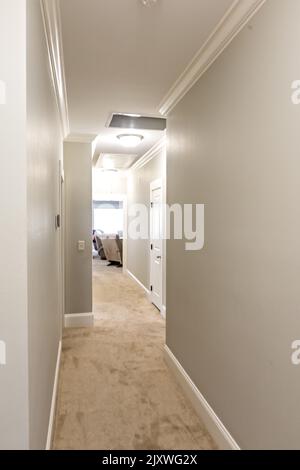Un couloir gris beige grège dans une nouvelle maison de construction Banque D'Images