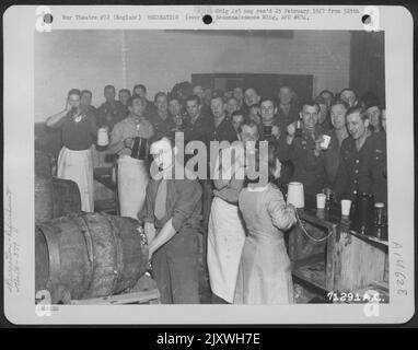 Les hommes inscrits sont servis rafraîchissements pendant Une partie à une base aérienne de 8th en Angleterre. 22 avril 1945. Banque D'Images