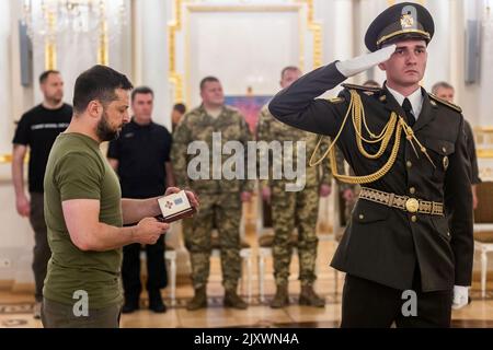 À l'occasion du 30th anniversaire des services de renseignement militaire de l'Ukraine, le président Volodymyr Zelenskyy a rencontré des militaires de la Direction principale des services de renseignement du Ministère de la défense de l'Ukraine et a remis des prix d'État. La cérémonie a eu lieu dans la salle blanche des héros d'Ukraine au Palais Mariyinsky de Kiev. S'adressant aux participants, le chef de l'État a déclaré qu'il avait signé aujourd'hui un décret sur l'établissement de la Journée du renseignement militaire en Ukraine et qu'il avait félicité les agents du renseignement pour un séjour professionnel à part entière. Photo: Bureau présidentiel de l'Ukraine Banque D'Images