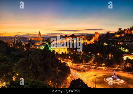 Vue aérienne de la vieille ville de Malaga avec Cathedrat de Malaga à Dusk, Espagne mots clés : malaga, costa, sol, del, ville, cathédrale, soleil Banque D'Images