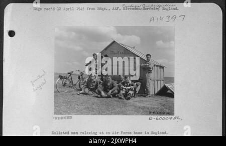 Des hommes inscrits se détendent dans une base aérienne en Angleterre. Banque D'Images