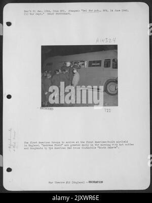 Les premières troupes américaines à arriver au premier aérodrome construit par les Américains en Angleterre, « Andrews Field », sont accueillies tôt le matin avec du café chaud et des beignets par l'American Red Cross Clubmobile « South Dakota ». Banque D'Images