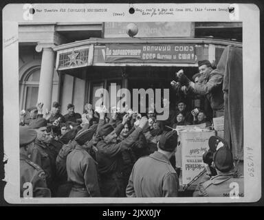 Tirés de leurs propres rations post-échange, les hommes du dépôt aérien de la base n° 2, commandement du service aérien des États-Unis, ont recueilli 4 000 paquets de cigarettes et 6 000 barres de bonbons, à donner aux prisonniers de l'Armée rouge russe en réparation attendant leur retour Banque D'Images