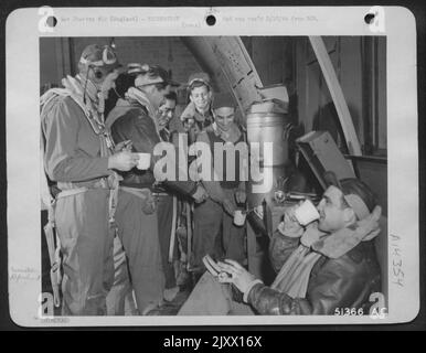 Dans les combats, ces Marauder-hommes-membres de l'équipage du Marauder B-26 Marauder Medium Bomber, 'Sad Sack' obtiennent une dernière mise au point autour de la cafetière dans leur salle d'équipage. Du café chaud et des biscuits « Dand the Hatch », ces flliers ont pris quelques minutes Banque D'Images