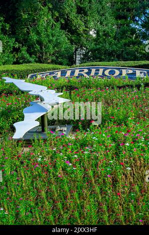 La Fairhope Floral Clock est photographiée, le 4 septembre 2022, à Fairhope, Alabama. Le "visage" de l'horloge se compose de quatre parterres de fleurs et de mains d'horloge mécaniques. Banque D'Images