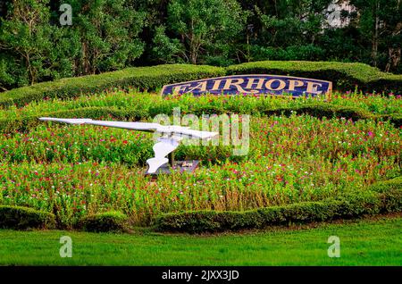 La Fairhope Floral Clock est photographiée, le 4 septembre 2022, à Fairhope, Alabama. Le "visage" de l'horloge se compose de quatre parterres de fleurs et de mains d'horloge mécaniques. Banque D'Images