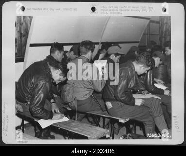 Les membres du Groupe des transporteurs de troupes de 439Th prennent des notes lors D'une réunion d'information avant Une mission sur la France. Angleterre, le 7 juin 1944. Banque D'Images