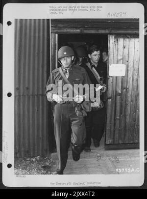 Les membres du groupe de transport de troupes 439Th quittent la salle de réunion d'une base aérienne quelque part en Angleterre. 29 mai 1944. Banque D'Images