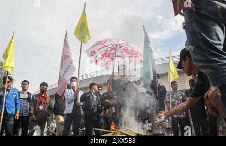 Palembang, Sumatra Sud, Indonésie. 7th septembre 2022. Manifestation d'étudiants contre l'augmentation du prix du carburant sur Jalan Capitaine A. Rivai Palembang, Sumatra Sud, Indonésie mercredi, 7 septembre 2022.les manifestations ont eu lieu simultanément au cours des dernières semaines en Indonésie. (Image de crédit : © Adam Rachman/Pacific Press via ZUMA Press Wire) Banque D'Images