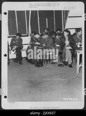 Les membres du groupe de transporteurs de troupes de 439Th doivent vérifier l'heure exacte de leurs montres après la réunion d'information à une base aérienne quelque part en Angleterre. 29 mai 1944. Banque D'Images