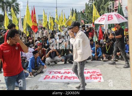 Palembang, Sumatra Sud, Indonésie. 7th septembre 2022. Manifestation d'étudiants contre l'augmentation du prix du carburant sur Jalan Capitaine A. Rivai Palembang, Sumatra Sud, Indonésie mercredi, 7 septembre 2022.les manifestations ont eu lieu simultanément au cours des dernières semaines en Indonésie. (Image de crédit : © Adam Rachman/Pacific Press via ZUMA Press Wire) Banque D'Images