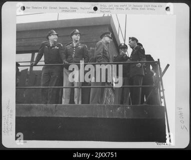 Le général de division Lewis H. Brereton, le général Dwight Eisenhower et le général de division Carl A. Spaatz ont des échanges avec les officiers du Groupe de la bombe de 386th alors qu'ils se trouvent sur la passerelle de la Tour de contrôle, en attendant le retour des avions du Groupe d'une mission sur l'ennemi Banque D'Images