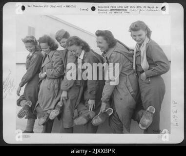 Des chaussures de toutes les descriptions ont été portées par ces infirmières, membres d'une unité d'évacuation de l'air disparus pendant deux mois, secourues d'Albanie après que leur avion a été forcé de descendre Enroute vers Bari. De gauche à droite : lois Watson d'Oaklawn Ill., Lillian J. Tacina de Detroit, Michigan, Pa Banque D'Images