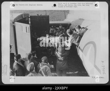 Sgt. Marvin E. McManus de Montgomery City, Missouri, ball Turret Gunner sur le Boeing B-17 'difficile à obtenir' est passé de la fenêtre de la taille de son avion à l'ambulance d'attente à une base aérienne en Angleterre, après le retour d'une attaque de l'Armée de l'air de 8th sur le Banque D'Images