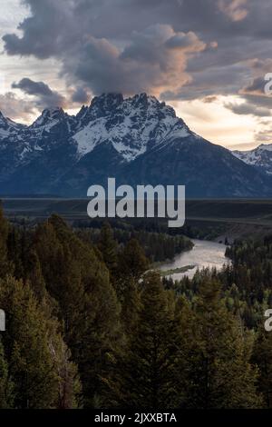 Les tempêtes déchaîneuses se lèvent des montagnes Teton au-dessus de la rivière Snake. Parc national de Grand Teton, Wyoming Banque D'Images