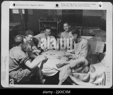 Combattez les Gunners de la Force aérienne de 8th passez le temps en jouant À Un jeu de poker tout en convalescing dans Un quartier d'hôpital quelque part en Angleterre. Ils sont, de gauche à droite : 2nd Lt Dan L. Hinebaugh, Newport, Pennsylvanie; S/Sgt. John R. Graham, Bangor (Maine); Sgt. Shirley M Banque D'Images
