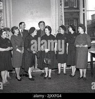 1965, historique, les dames du WVS, les Services volontaires des femmes, se sont réunies dans une salle pour une photo à Fife, Écosse, Royaume-Uni, plusieurs dans leur uniforme, avec des emblèmes sur leurs chemises, dit W.V. S Défense civile. Maintenant connu sous le nom de Service volontaire royal, il s'agissait des Services volontaires des femmes (SVF) de 1938 à 1966, puis du Service volontaire royal des femmes (SVW) à 2004, et du SVW à 2013. Elle a été fondée en 1938, en tant qu'organisation de femmes britanniques pour recruter des femmes dans le cadre de l'ARP (Air RAID Précautions). Le RVS est une organisation bénévole qui s'occupe d'aider les personnes dans le besoin dans tout le Royaume-Uni. Banque D'Images