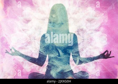 la pratique spirituelle méditant la silhouette de la femme Banque D'Images