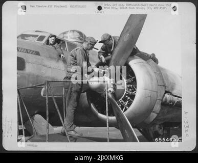 M/Sgt. G. E. Membres d'équipage Bankert et Ground du 613th Bomb Squadron, 401St Bomb Group, Check Engine d'Un Boeing B-17 'Flying Fortress' dans une base aérienne de 8th en Angleterre, le 25 mars 1945. Banque D'Images