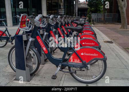 Waterloo, Londres, Royaume-Uni. 5th juillet 2022. Une rangée de Santander Boris Bikes à louer à l'extérieur du DLD College London à Waterloo crédit: Maureen McLean/Alay Banque D'Images