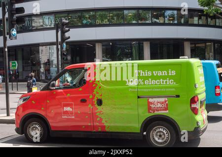 Waterloo, Londres, Royaume-Uni. 5th juillet 2022. Un minibus électrique Biffa s'arrête au feu. Crédit : Maureen McLean/Alay Banque D'Images
