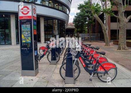 Waterloo, Londres, Royaume-Uni. 5th juillet 2022. Une rangée de Santander Boris Bikes à louer à l'extérieur du DLD College London à Waterloo crédit: Maureen McLean/Alay Banque D'Images