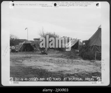 Le Boeing B-17 'Forteresse volante' 'Mr. Cinq par cinq' garés près de Tents sur Une zone de dispersion en Angleterre. Banque D'Images