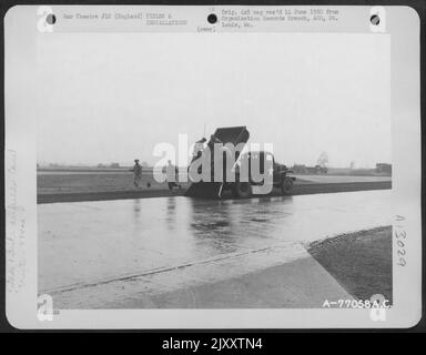 Des hommes du Bataillon de l'aviation des ingénieurs de 834th travaillent à la construction d'Une piste à Matching, en Angleterre. Banque D'Images