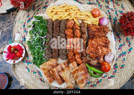 Formule Kofta Kebab du Moyen-Orient avec poulet rôti, sandwichs au pain pita grillé Banque D'Images