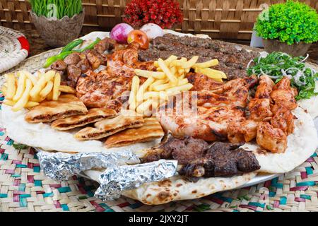 Formule Kofta Kebab du Moyen-Orient avec poulet rôti, sandwichs au pain pita grillé Banque D'Images