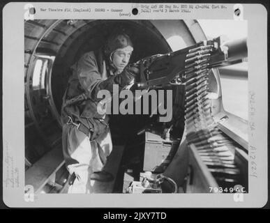 S/Sgt. Maynard H. Smith de Caro, Michigan, ball Turret Gunner sur Un Boeing B-17 est montré en position sur l'avion pendant Une mission de sa base en Angleterre. Sgt. Smith a reçu la Médaille d'honneur du Congrès pour son action sur son premier vol opérationnel W. Banque D'Images